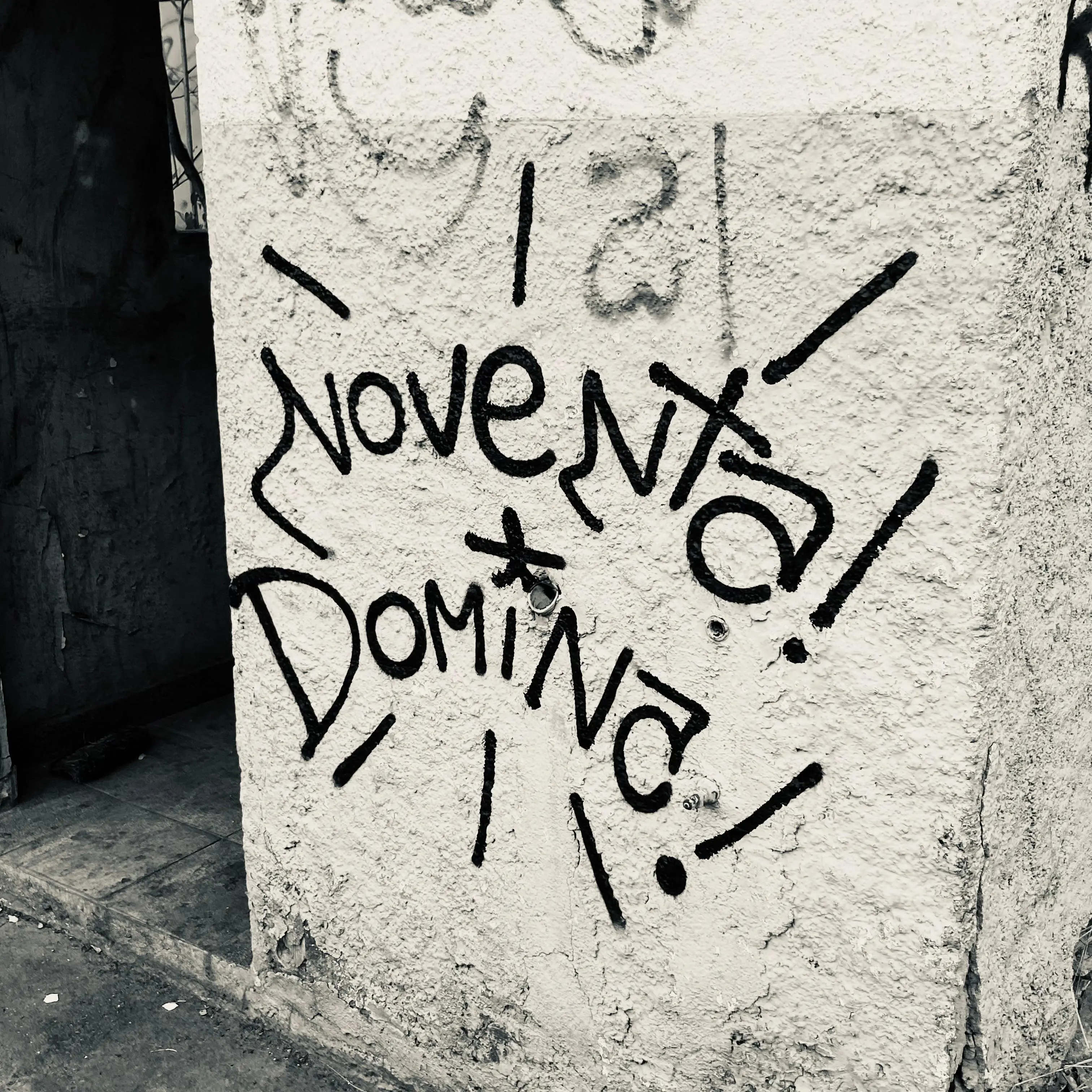 Foto graffiti noventa e dominio