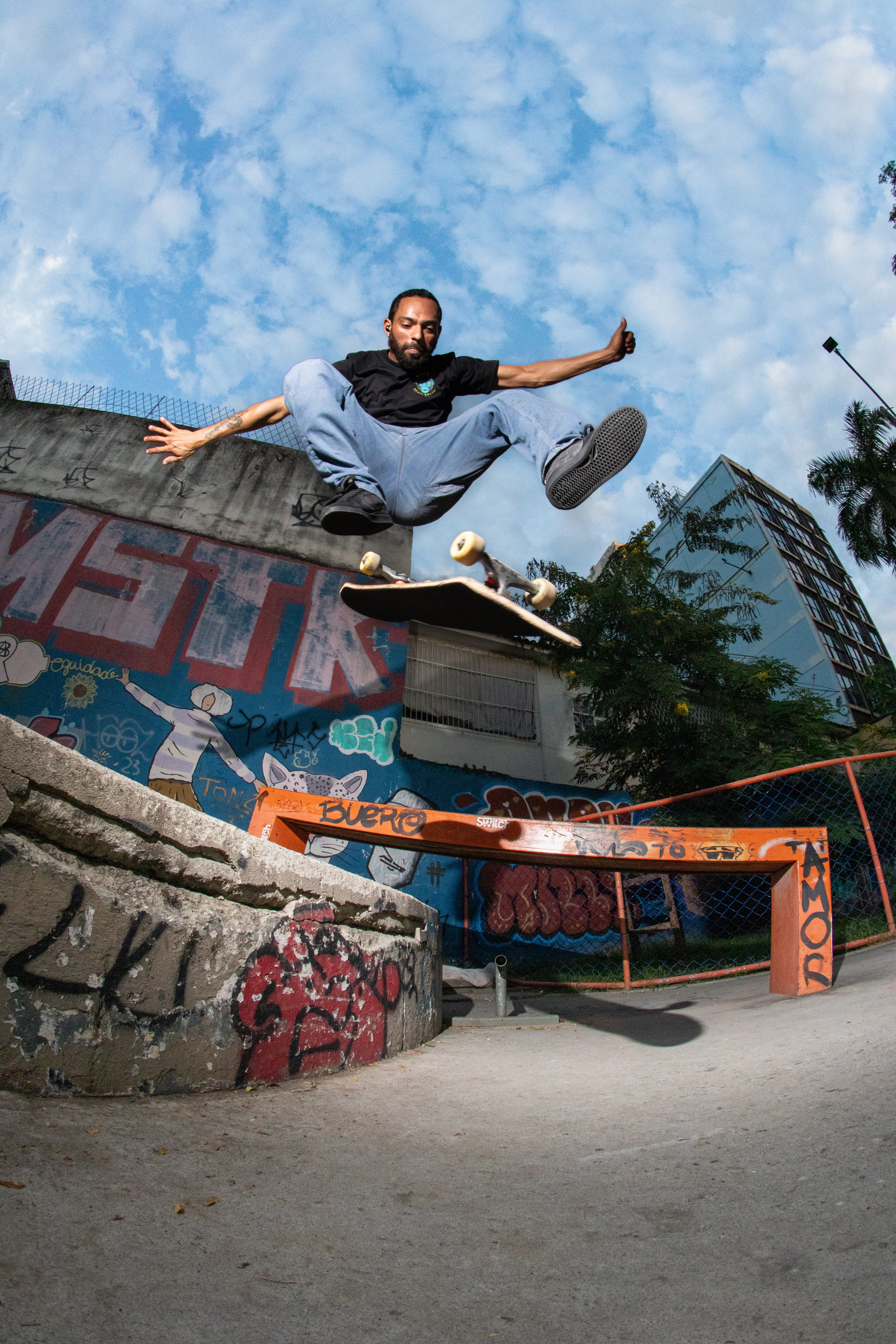 Foto do Viana, mandando flip no gap