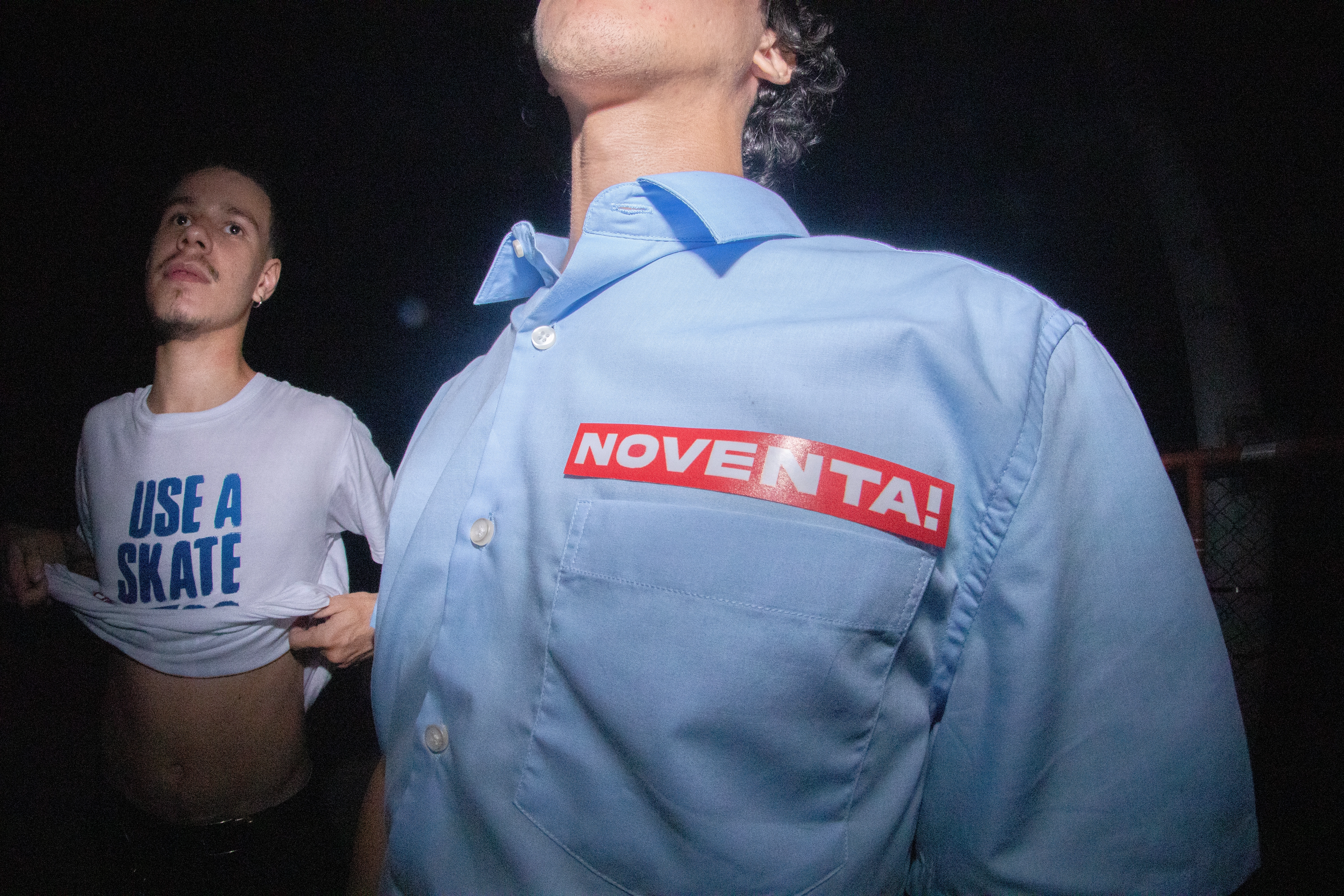 Adesivo noventao na camisa